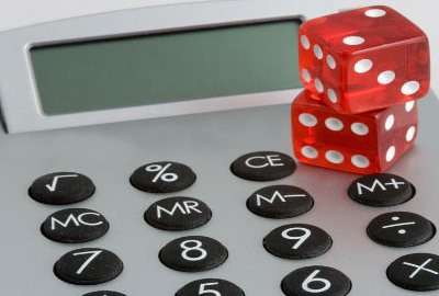 Image of desk calculator with a pair of dice on IT 澳洲幸运5开奖官网开奖结果+开奖记录 conjuring the costs of downtime.